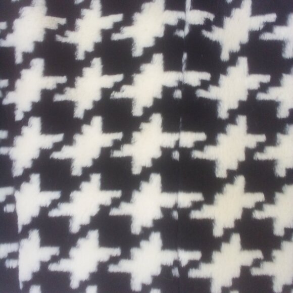 🎀Express Black & White/Cream Houndstooth Faux Fur Coat Size: 9/10 - Picture 3 of 10